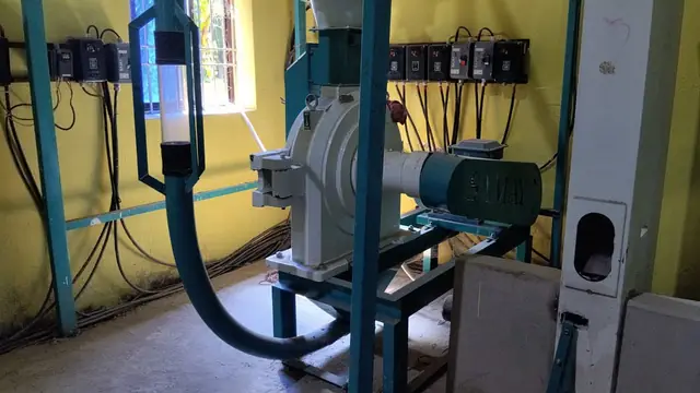 Pulverizer machine with motor and feed pipe